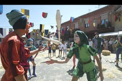 Los divertidos personajes lograron arrancar las sonrisas de todos los asistentes a las Justas.