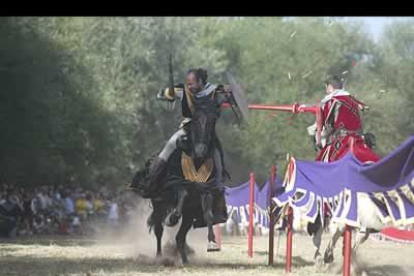 El primer juego fue el estafermo: los caballeros, a todo galope, golpearon con todas sus fuerzas el caballo de hierro que se encontraba en el centro del palenque.