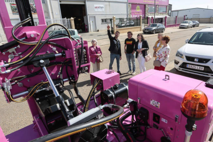 Momento de entrega de la máquina rosa de Armivan a DoisMiller y las representantes de Almom. CAMPILLO