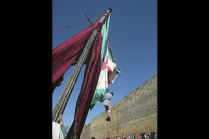 Los asistentes también pudieron disfrutar de la exhibición de pendones de alguno de los pueblos del antiguo alfoz de Mansilla.