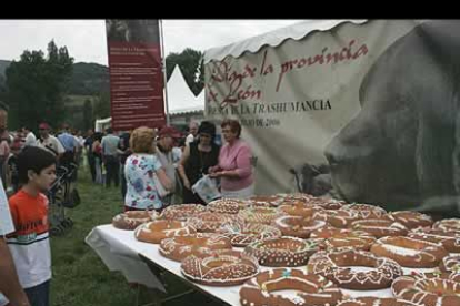 Los asistentes pudieron disfrutar de casetas en las que los productores de toda la provincia mostraron la gastronomía más típica, desde los productos del Bierzo hasta el queso de Posada de Valdeón.