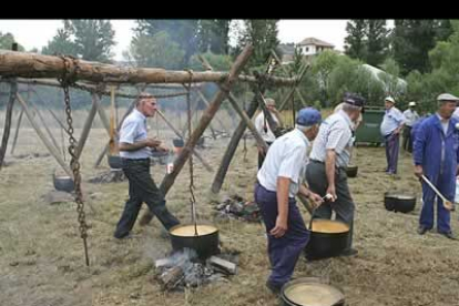 En una fiesta que pretende homenajear a la trashumancia, y más cuando se celebra en Prioro, no podía faltar la chanfaina, una contundente sopa guisada a base de menudillos de cordero que ancestralmente constituía uno de los platos más elaborados por los pastores en su peregrinar por cañadas y veredas.