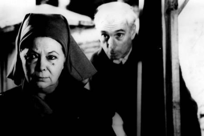 Terminado el conflicto bélico Fernán Gómez prosigue el desarrollo de una intensa actividad teatral que abandonará a principios de los años cuarenta para dedicarse de lleno al cine, como actor y también como director.