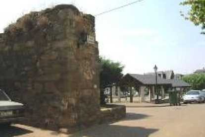 La foto muestra parte de la torre de la Duda, situada en el centro de Bembibre, que será restaurada