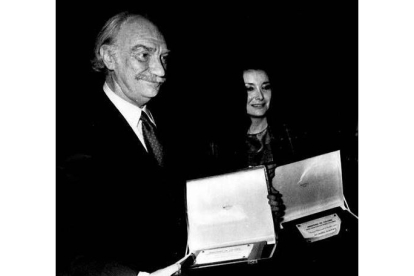 En 1987, con la inauguración de los Premios Goya, conseguiría cuatro de estos galardones: a la mejor película, al mejor guión y a la mejor dirección por El viaje a ninguna parte, y a la mejor interpretación por Mambrú se fue a la guerra.
