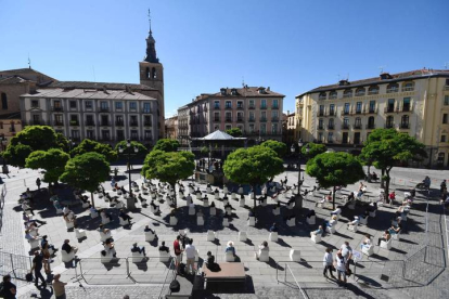 Momento del homenaje este domingo en Segovia a las víctimas del coronavirus. PABLO MARTÍN