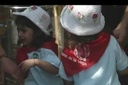 Dos niños lucen orgullosos su pañuelos de la feria de Fresno.