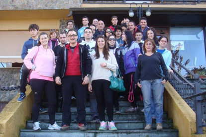Estudiantes y profesores de Mercurio posaron tras el magosto a las puertas del Hotel Medulio.