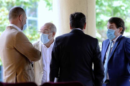 Mañueco, con Igea y Carriedo ayer, tras la rueda de prensa que ofreció en Valladolid. NACHO GALLEGO