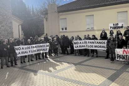 Los vecinos de Carrizo se concentraron recientemente frente al Ayuntamiento para protestar por el proyecto de las balsas en su municipio. MC