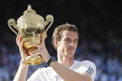 Murray con su trofeo.