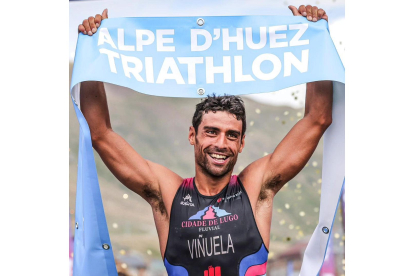 Kevin Viñuela celebra su triunfo en el triatlón francés. Cyrille Quintard