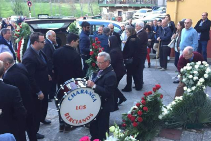 La charanga Los Bercianos, la tarde del domingo en el funeral de Sara Cerezales, en Vega de Valcarce. DL