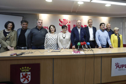 Sendino, en el centro, con sus compañeros de lista. JESÚS F. SALVADORES