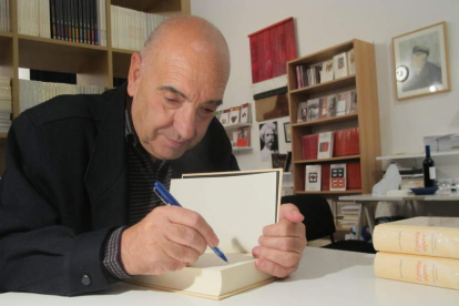 Agustín Delgado, firmando su antología poética ‘Espíritu áspero’, aparecida en el 2010.