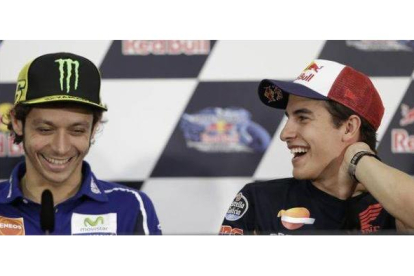 Márquez (derecha) bromea con Rossi en la sala de prensa del nuevo circuito de Termas de Río Hondo.