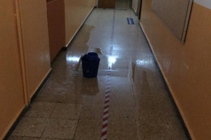 Un cubo recoge el agua de una goerta en el colegio Quevedo. DL