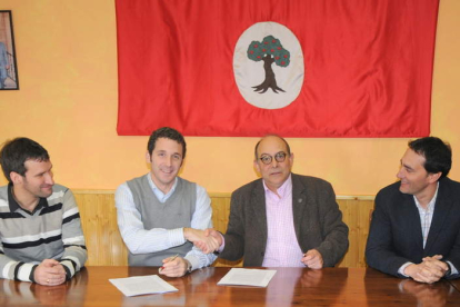 Enrique Garzón y Carlos Lucea firmaron el convenio de colaboración para realizar la investigación.