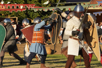 Imagen de la recreación de la Batalla de Villadangos que tuvo lugar ayer en la localidad paramesa. JONATHAN NOTARIO