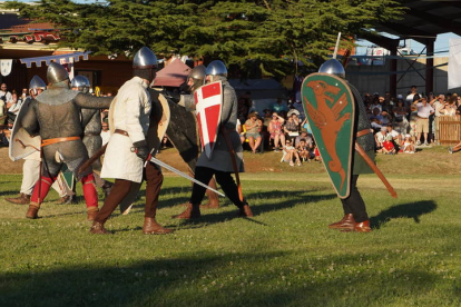 Imagen de la recreación de la Batalla de Villadangos que tuvo lugar ayer en la localidad paramesa. JONATHAN NOTARIO