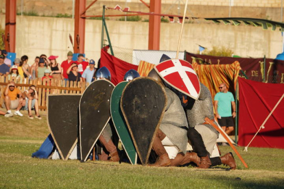 Imagen de la recreación de la Batalla de Villadangos que tuvo lugar ayer en la localidad paramesa. JONATHAN NOTARIO