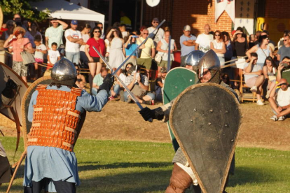 Imagen de la recreación de la Batalla de Villadangos que tuvo lugar ayer en la localidad paramesa. JONATHAN NOTARIO