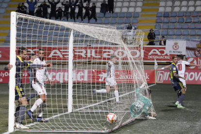 La Cultural se impuso al Badajoz con este gol materializado por Sergio Buenacasa tras recibir un extraordinario servicio de Aarón Piñán. MARCIANO PÉREZ