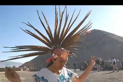 El ritual multitudinario, que se repite en la zona arqueológica de Teotihuacan, Tajín y otros sitios responde a la tradición de los nativos de adorar el sol para recargarse de su energía.