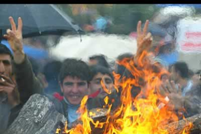 Una mujer turca toma parte en este Newroz, nombre que recibe la fiesta.