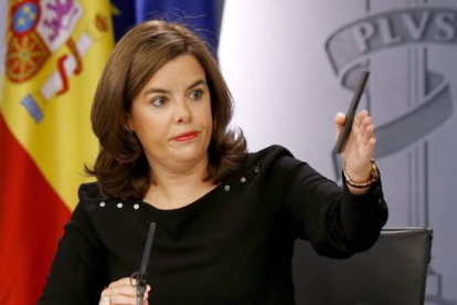 La vicepresidenta del Gobierno, Soraya Sáenz de Santamaría durante la rueda de prensa ofrecida este viernes al término del Consejo de Ministros.