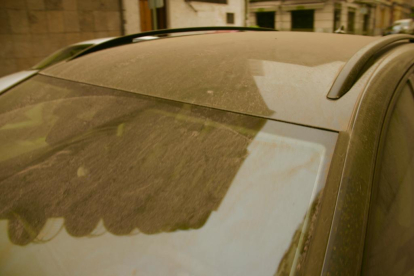 Capa de polvo sahariano pasada por agua sobre un coche de la ciudad de León, hoy. RAMIRO