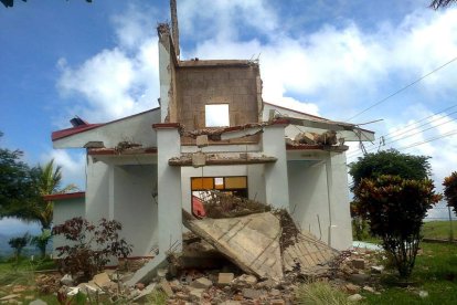 Destrozos en una iglesia de Nandayure, cercana al epicentro del terremoto, en Costa Rica.