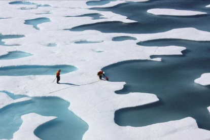 Investigadores analizan el hielo del Ártico.