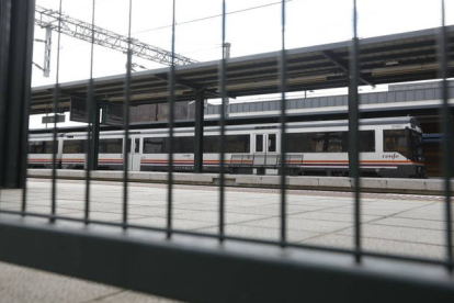 La nueva oferta ferroviaria de transporte de viajeros en León nace en vía convencional. MARCIANO PÉREZ