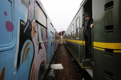 El presidente de la asociación, Buenaventura Durruti, en los trenes en los que se cuelan los okupas