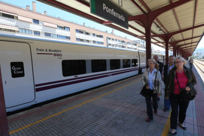 El ‘Train and Breakfast’ de Renfe salió el jueves de Barcelona y ayer hizo escala en la estación de Ponferrada.