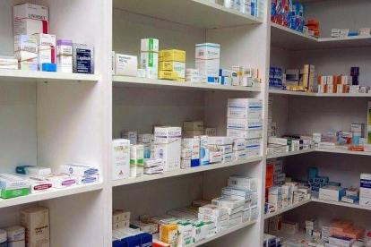 Almacén de una farmacia de Zaragoza, con los medicamentos de uso más común.