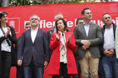 La ministra de Defensa, Margarita Robles, respalda la candidatura socialista en La Bañeza. J. NOTARIO