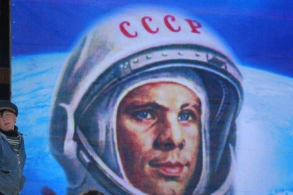 Un niño posa junto a un gran retrato de Gagarin, el mayor héroe espacial de la URSS.