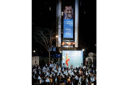 El candidato del PP a la Presidencia del Gobierno, Mariano Rajoy, llegó a las 19:40 horas a la sede nacional del PP para seguir la noche electoral, donde está acompañado por la mayor parte de los dirigentes, entre ellos el secretario general, Angel Acebes, y el director de la campaña, Pío García Escudero.