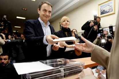 El presidente del Gobierno y candidato socialista a la reelección, José Luis Zapatero, acompañado de su esposa, Sonsoles Espinosa, ha acudido a las 10:30 horas a votar al colegio Nuestra Señora del Buen Suceso.