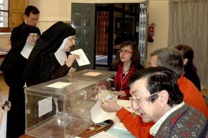 Unas monjas clarisas de clausura, son las primeras ejercer su derecho al voto en su colegio electoral.