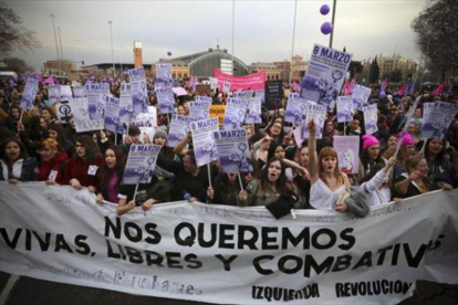 Miles de mujeres llenan las calles del Madrid durante la manifestación del 8-M.
