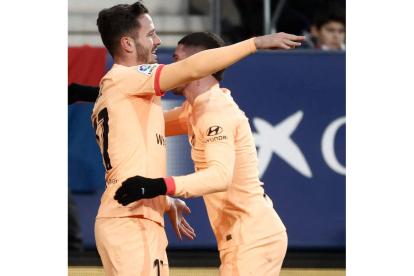 Saúl celebra su gol, que a la postre significó el triunfo del Atlético de Madrid en Pamplona. JESÚS DIGES