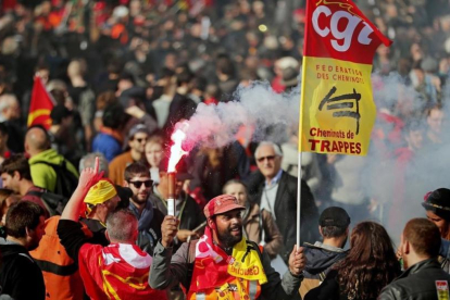 Varios sindicatos  encabezados por la CGT participan en una primera jornada de huelgas contra la reforma laboral