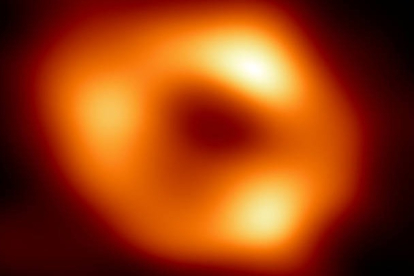 Imagen del agujero negro Sagitario A*, en el centro de la Vía Láctea. Científicos del Telescopio Horizonte de Sucesos (EHT, por sus siglas en inglés) han desvelado este jueves la primera imagen del agujero negro -un espacio del que nada, ni siquiera la luz, puede escapar- en el centro de nuestra galaxia, la Vía Láctea. EFE
