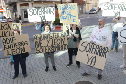 Manifestación de la plataforma a favor del soterramiento en San Andrés del Rabanedo. DL
