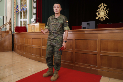 El director general de la Academia General Militar, Manuel Pérez López, se dirige a medios de comunicación antes de la visita a las instalaciones. EFE/JAVIER BELVER