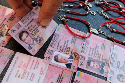 Falsos carnets de conducir de los candidatos presidenciales Tymoshenko, Poroshenko y Zelenskiy que se venden en el centro de Kiev (Ucrania).