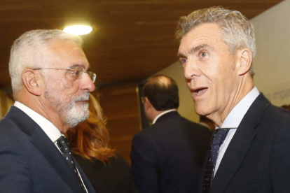 Santiago Sarmiento, gerente de Diario de León, con Javier Cepedano, presidente de la Fele.